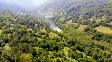 Bir ateşle manzaranın havadan görüntüsü 