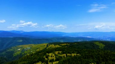 Bosna-Hersek 'teki dağın havadan görünüşü. İnanılmaz manzaranın 4k görüntüsü 