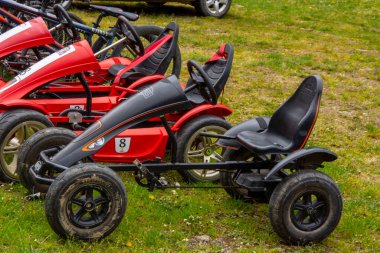 Çimlerin üzerinde duran dört eski motosiklet
