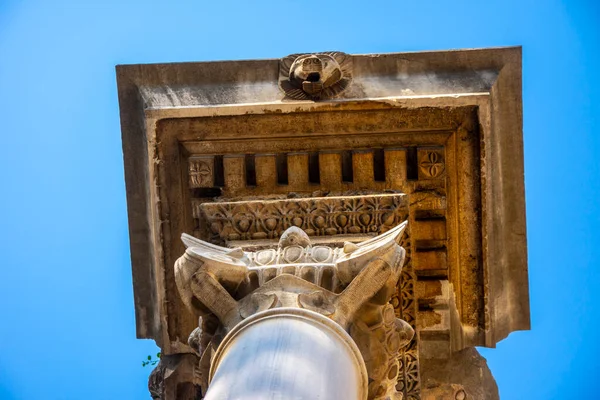 Close up of the top of Hadrians gate — Stock Photo, Image