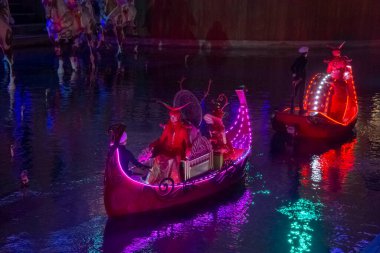 Geceleyin Efsaneler Ülkesi 'nde tekne geçidi