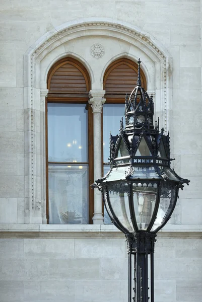 Gotische Fenster, Straße — Stockfoto