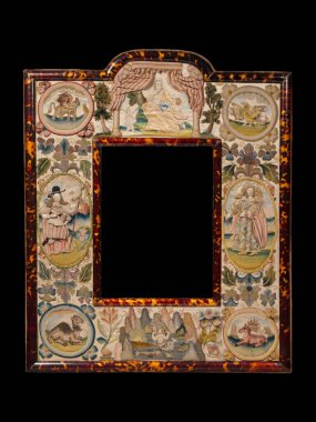 1672 'den kalma tarihi bir İngiliz aynası. Canlı kaplumbağa kabuğu ve işlemeli panellerle çerçevelenmiş. Jael ve Barak' ın 17. yüzyıl zanaatkarlığını resmediyor..