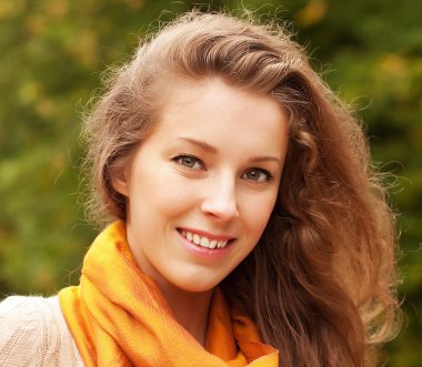 güzel sevimli gülümseyen kadın portresi