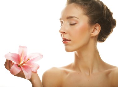 pembe orkide olan sarışın kadın