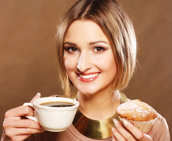 Mladá žena s kávou a sušenkami. — Stock fotografie