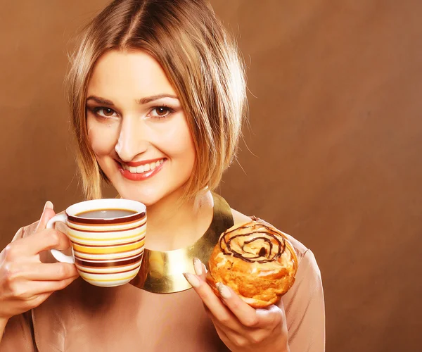 Young woman with coffee and cookies. — Stock Photo, Image