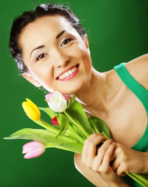 Jovem mulher asiática segurando um buquê de tulipas — Fotografia de Stock