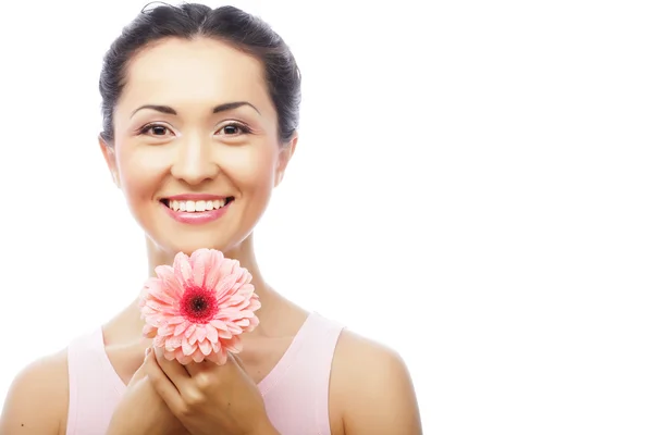 Felice donna asiatica in possesso di un gerbera rosa — Foto Stock