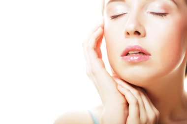 Temiz tenli güzel bir genç kız.