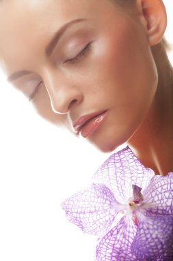 Taze ve güzel kadın pembe çiçekli