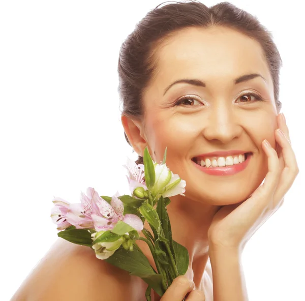 Belle femme asiatique avec des fleurs roses — Photo