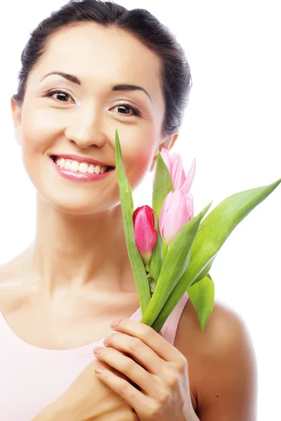 Junge asiatische Frau mit Tulpen auf weißem Hintergrund — Stockfoto