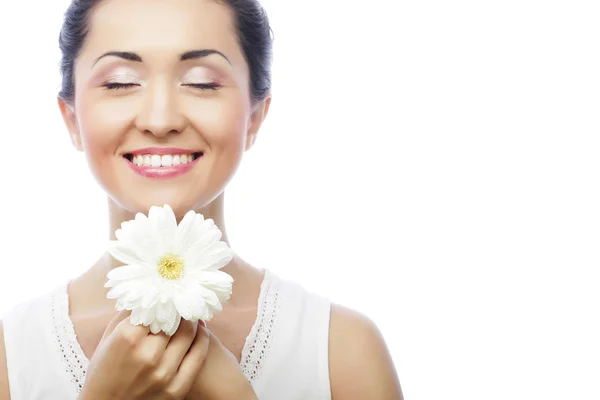 Junge asiatische Frau hält weiße Gerber-Blume — Stockfoto