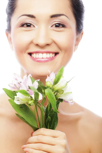 Belle femme asiatique avec des fleurs roses — Photo