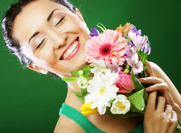 Jovem mulher asiática com flores de buquê — Fotografia de Stock