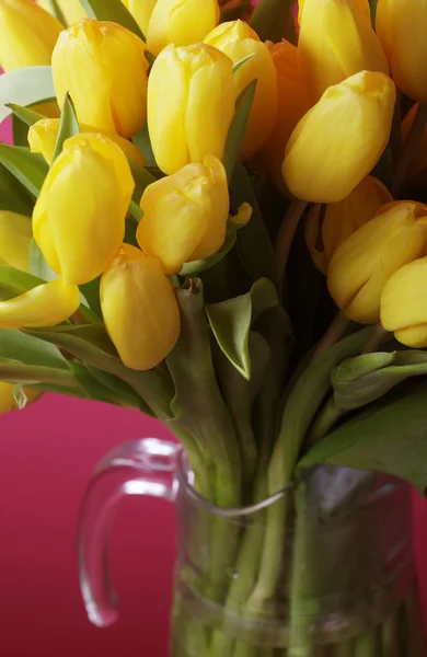 Gelbe Tulpenblüten in Glasvase — Stockfoto