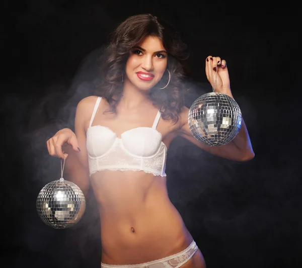 Táncos lány füstben disco ball — Stock Fotó