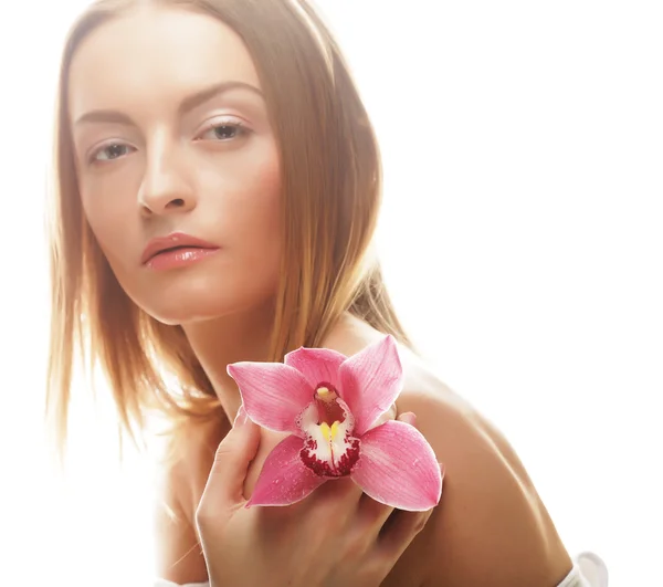 Vacker flicka med orkidé blomma. — Stockfoto