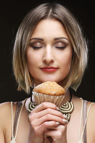 Souriant jeune femme avec un gâteau — Photo