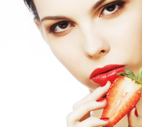 Sexig dam som håller en saftig jordgubbe — Stockfoto