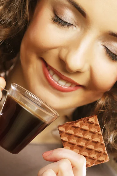 Aantrekkelijke vrouw met koffie en koekjes — Stockfoto