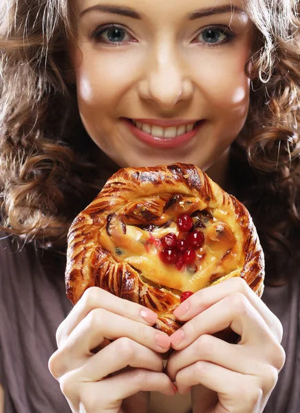 Giovane donna con una torta — Foto Stock