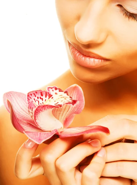 Orkide çiçek tutan spa güzel kız — Stok fotoğraf