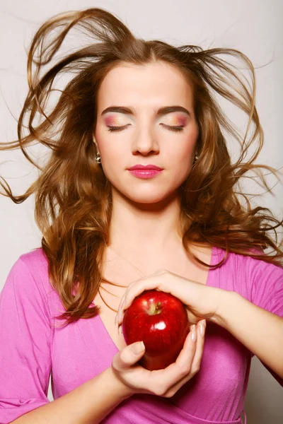 Mujer con manzana roja. — Foto de Stock