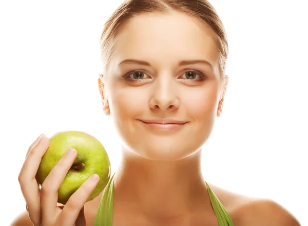 Улыбающаяся женщина с зеленым яблоком . — стоковое фото