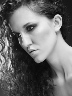 uzun kıvırcık saçlar ile güzel bir kadın