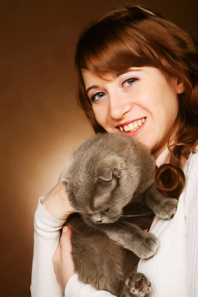 Jovem com gato escocês-fold — Fotografia de Stock