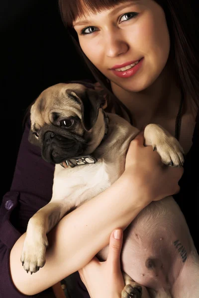 Menina e pug, tiro estúdio — Fotografia de Stock