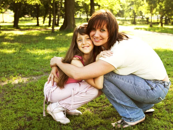 Moeder en dochter in het park — Stockfoto