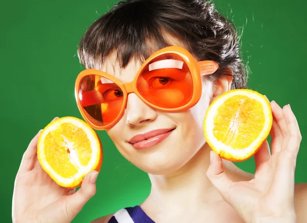 Žena s pomeranči — Stock fotografie