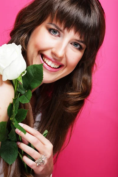 Krásná dívka a bílé růže — Stock fotografie