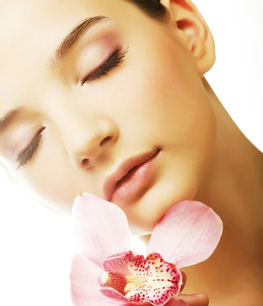 Mujer joven con orquídea rosa — Foto de Stock