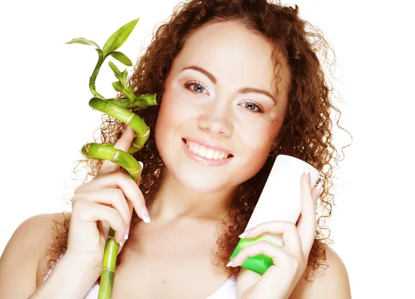 Menina spa bonita segurando frasco de creme e bambu — Fotografia de Stock