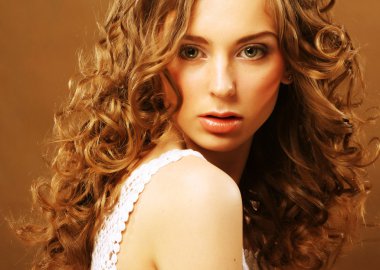 Kıvırcık saçlı genç kadın.