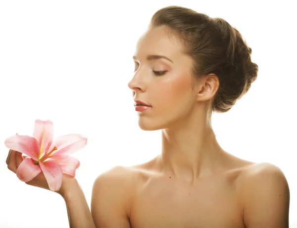 Jovem mulher com orquídea rosa — Fotografia de Stock