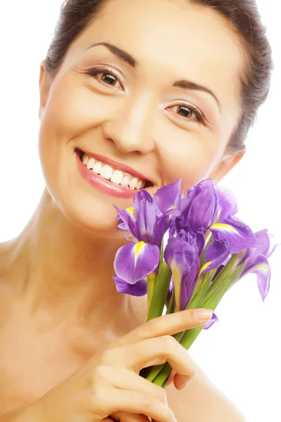 Jonge Aziatische model met iris bloemen. — Stockfoto