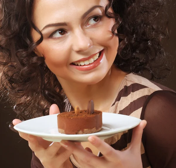 Mujer joven con un pastel — Foto de Stock