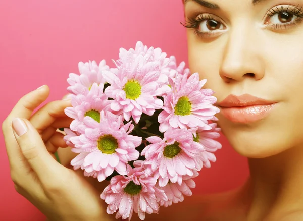 Junge Frau porträtiert mit rosa Chrysanthemen — Stockfoto