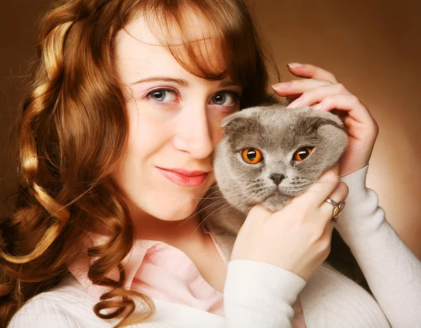 Jovem com gato escocês-fold — Fotografia de Stock