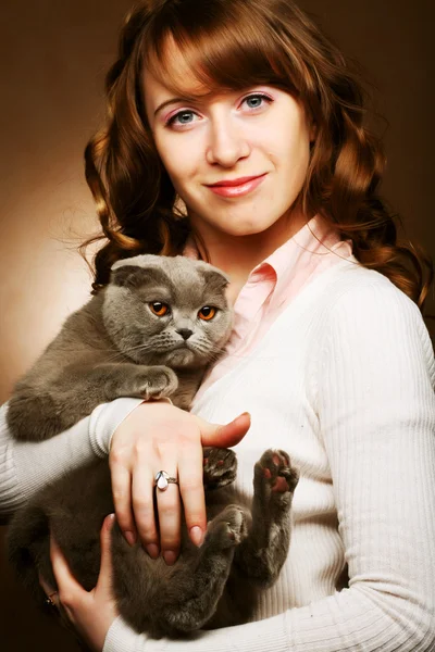 Mladá žena s kočkou scottish fold — Stock fotografie