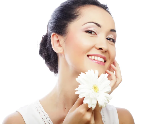 Joven asiático mujer holding blanco gerber flor — Foto de Stock