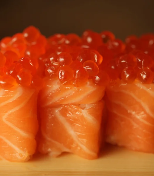 Rollos con salmón y caviar rojo — Foto de Stock