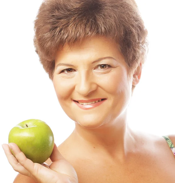 Starsza kobieta uśmiechający się z zielonym jabłkiem — Zdjęcie stockowe