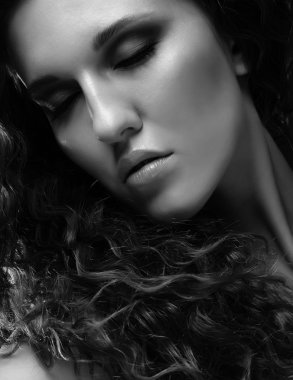 uzun kıvırcık saçlar ile güzel bir kadın