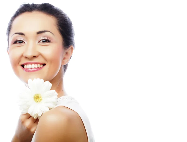 Joven asiático mujer holding blanco gerber flor — Foto de Stock